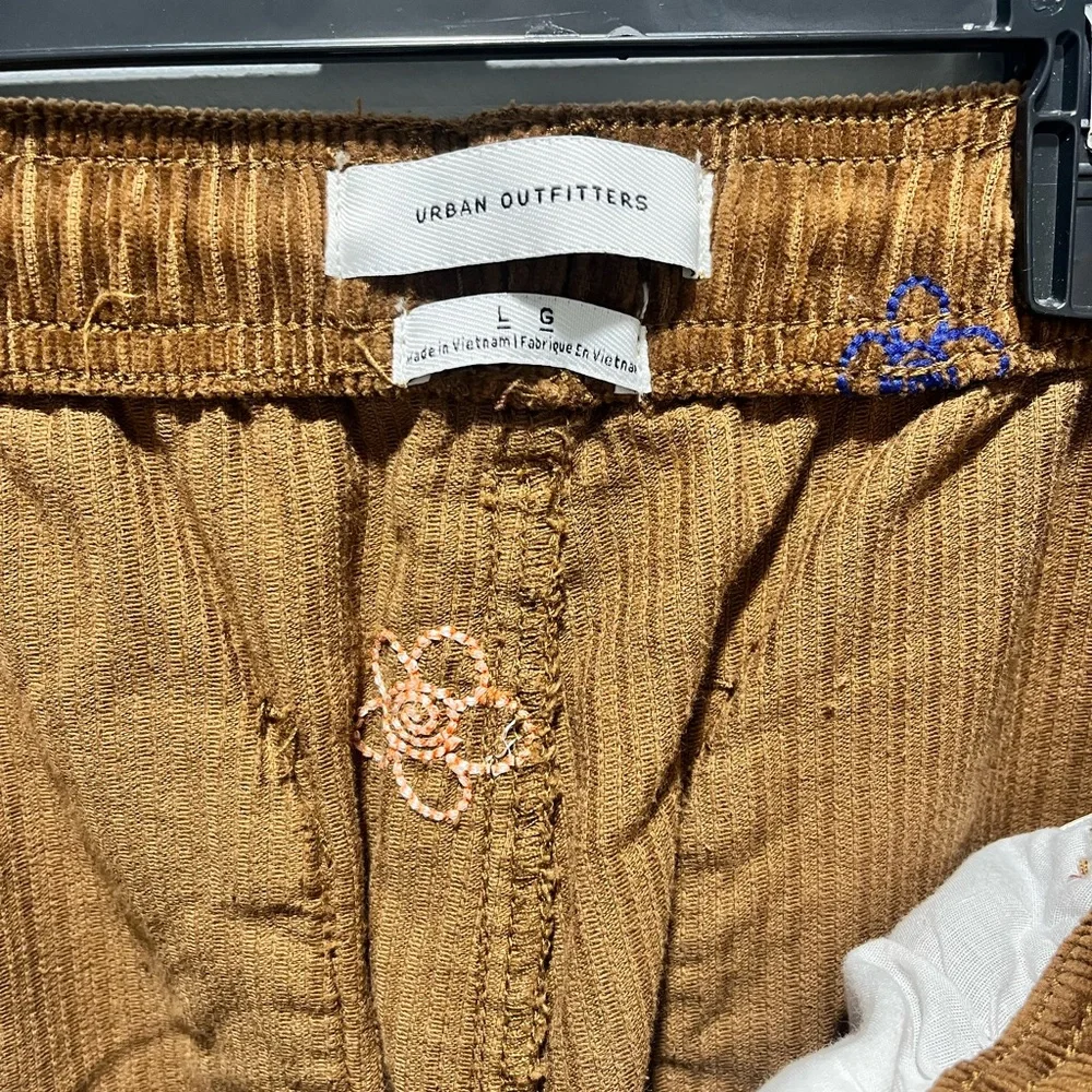 Women's Urban Outfitters Daisy Embroidered Corduroy, LARGE‎